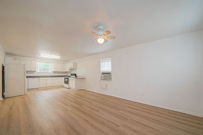 Building Photo - For Lease | Efficiency 1 Bath | 600 Sq Ft ...