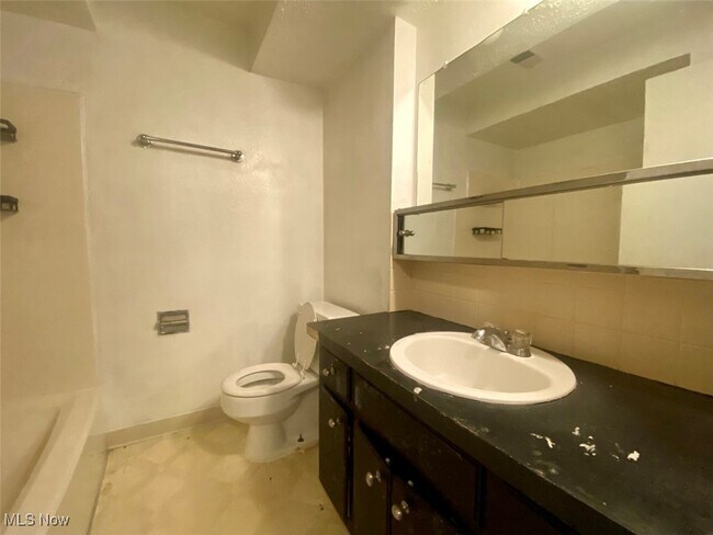 Building Photo - 1803 Cromwell Dr