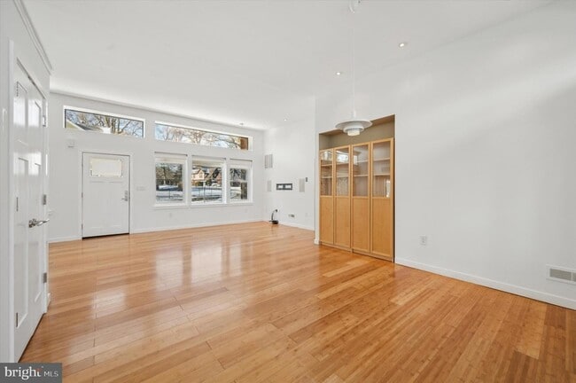 Building Photo - 29 Rolling Rd