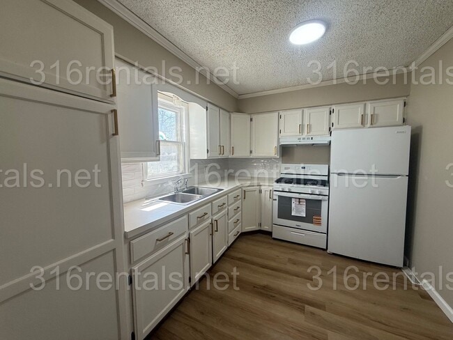Building Photo - $1445 - 4 bedroom/ 2 bathroom - Single Family Home