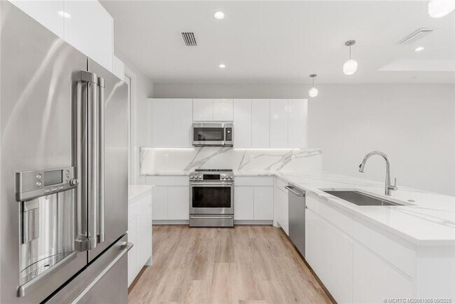 Building Photo - 41 SW Seminole St