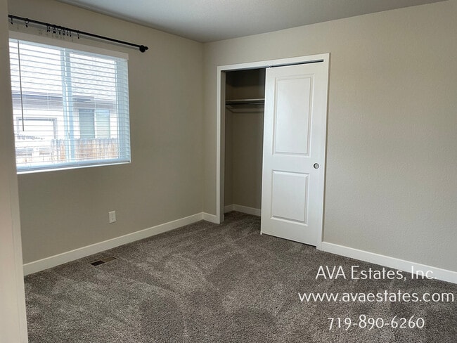 Building Photo - 2403 Sunrise Ln