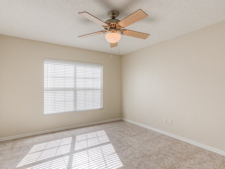 Building Photo - 2217 Heathwood Cir