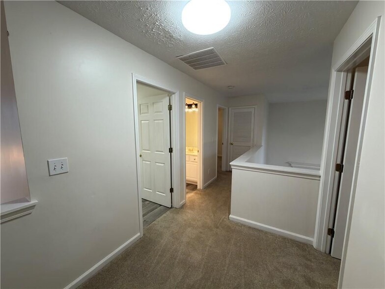 Building Photo - 620 Manor Glen Dr