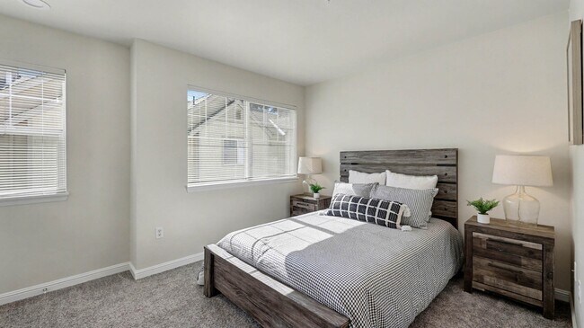 Building Photo - Updated Kirkland Townhome in Lochshire Condominiums with Premium Amenities- Available NOW