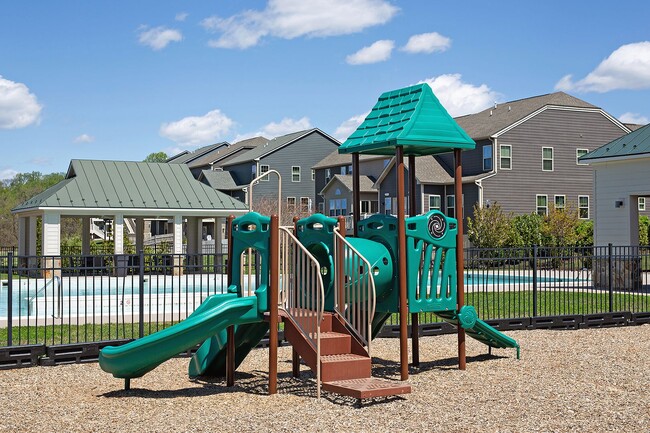 Building Photo - Spacious Cascadia Townhome With Rooftop Te...