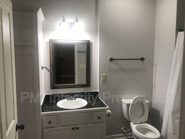 Building Photo - 612 S Kenilworth Pkwy