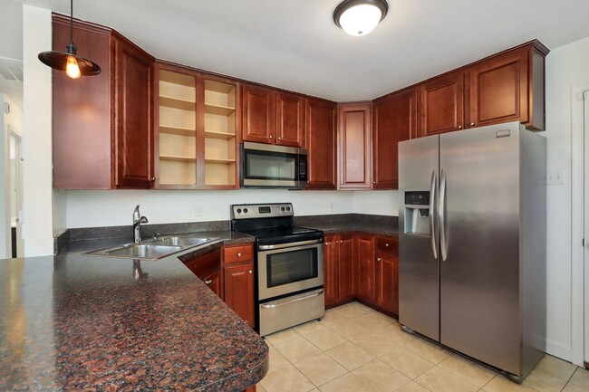 Building Photo - 1914 Somerville Dr