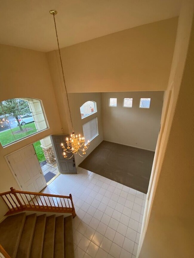 Building Photo - Rare Find! 5 bedroom spacious family home in a gated community Roseville.