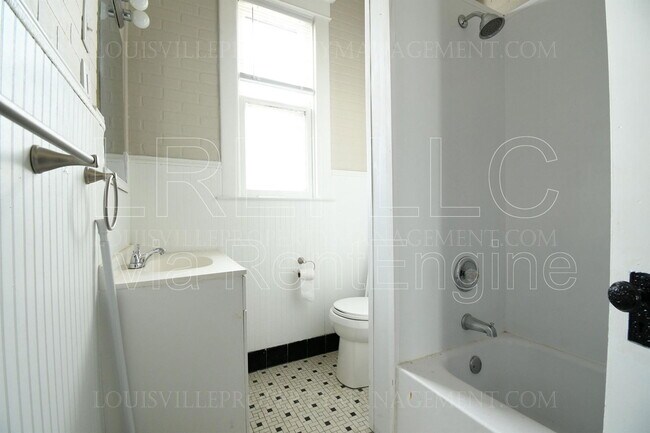 Building Photo - 715 N 33rd St
