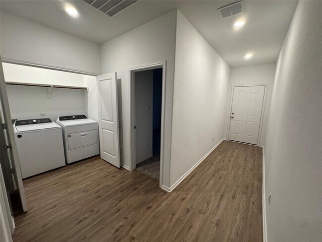 Building Photo - 502 Thunderstorm Ave