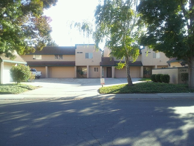 Primary Photo - 1304 Bywood Ln