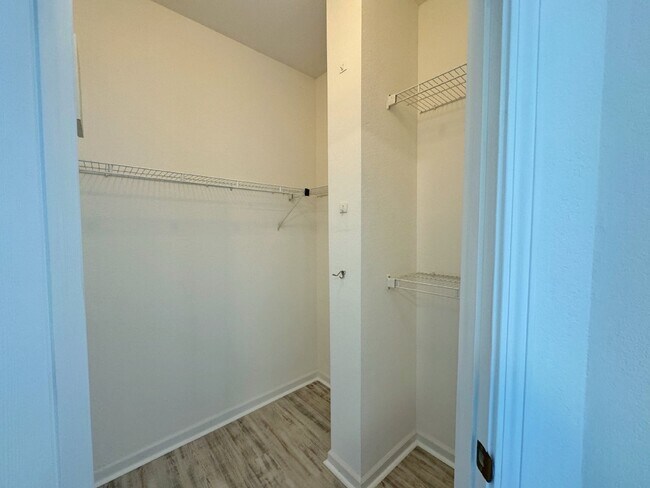 Building Photo - Villa San Marco newly renovated one-bedroom!