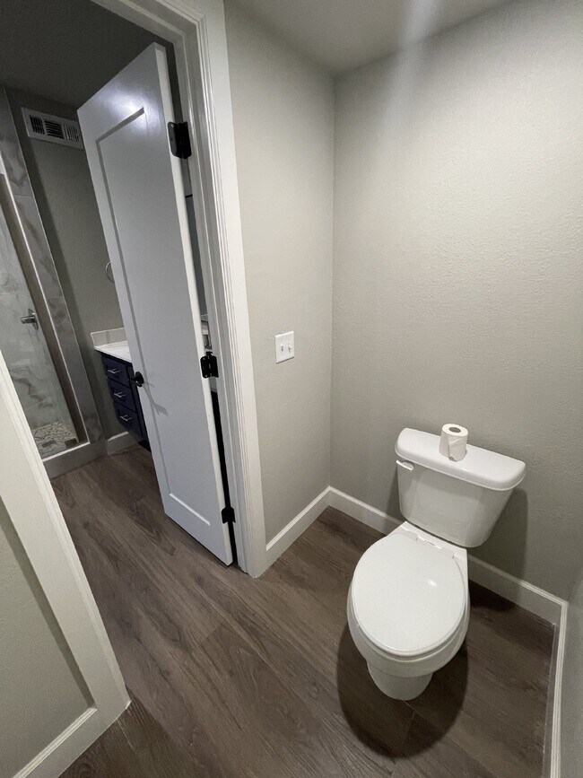 Building Photo - Modern 2 Bedroom Condo