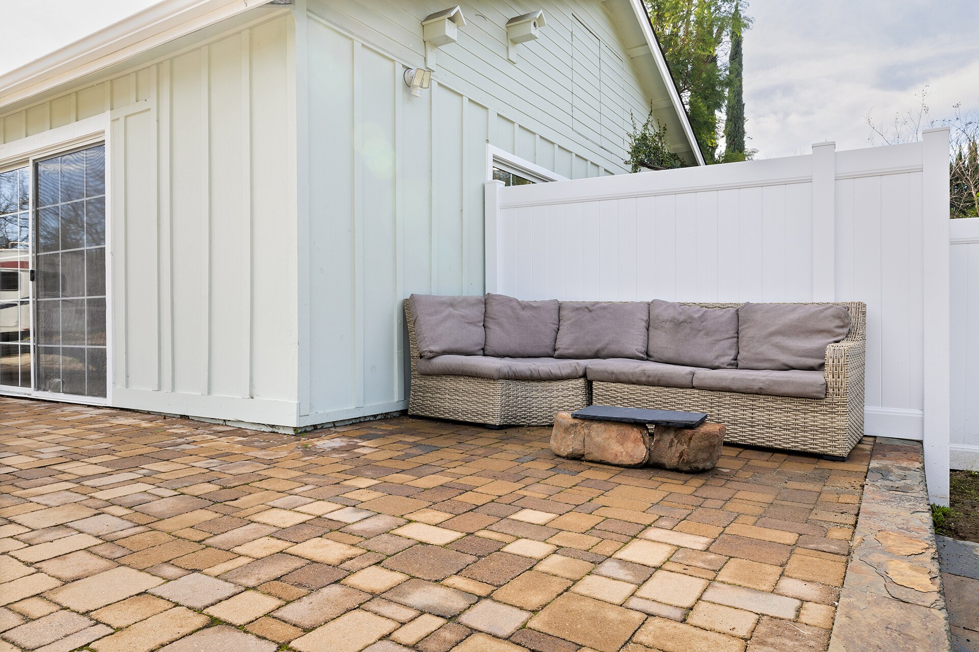 Building Photo - 23018 Oxnard St