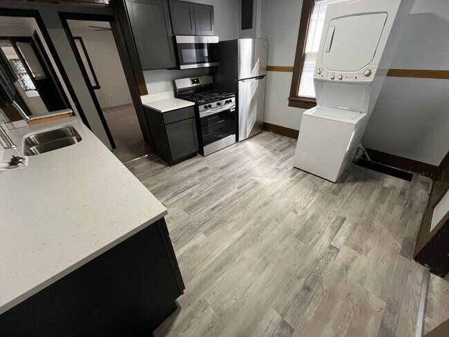 Building Photo - Newly Remodeled 3 Bedroom House!