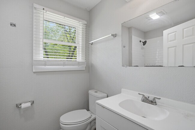 Building Photo - 505 E Heron St