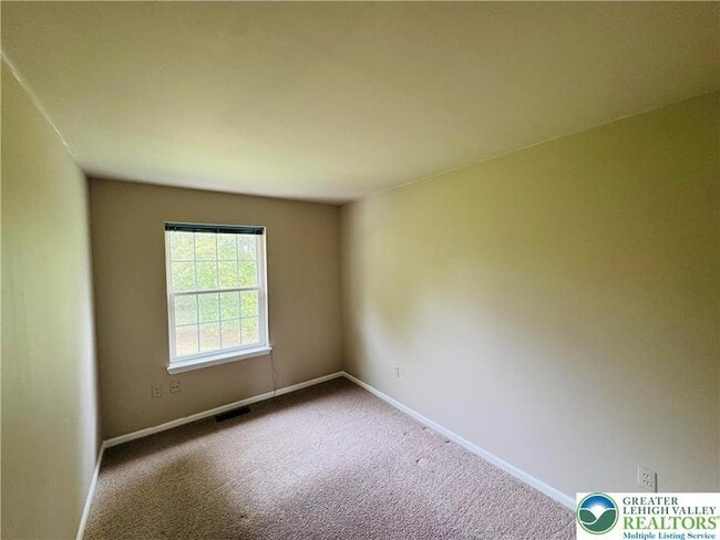 Building Photo - 102 Quaker Dr