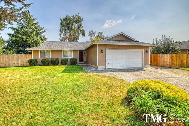 Primary Photo - Large Ranch-style home with 3 Bed 2 Bath i...
