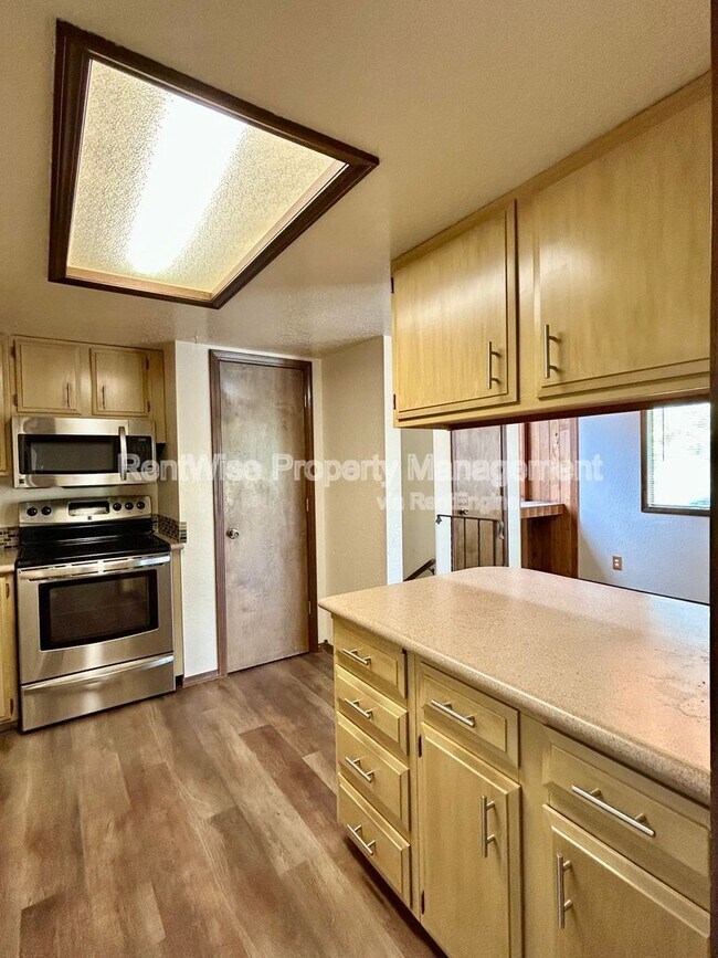 Building Photo - 875 N Gossett Pl
