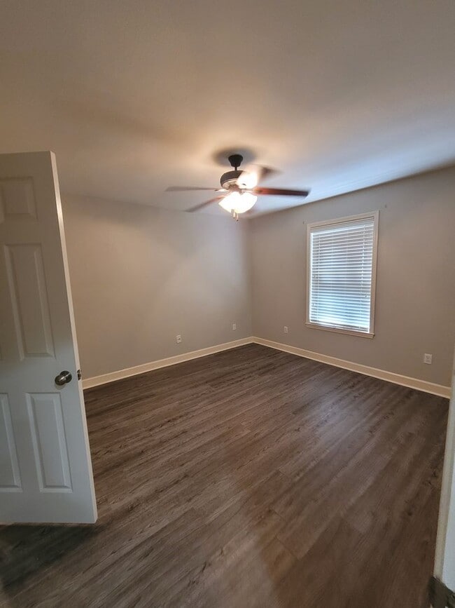 Building Photo - Home in Benton