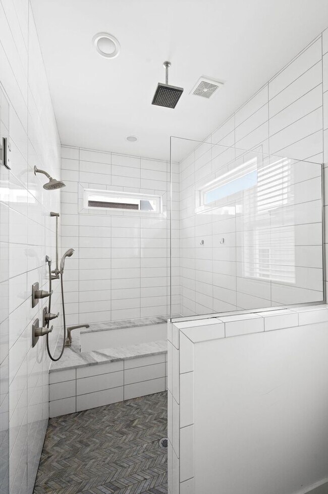 Building Photo - Modern 3BR/3.5BA home in Sylvan Summit, ju...