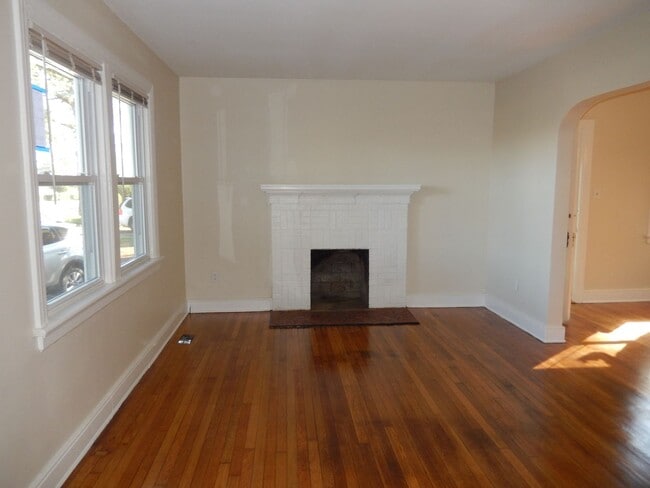 Building Photo - Large Colonial