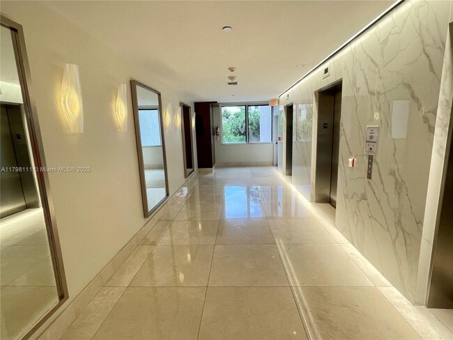 Building Photo - 540 Brickell Key Dr