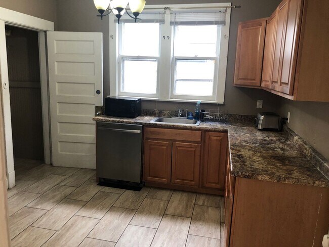 Building Photo - JUNE move in, 6BR house