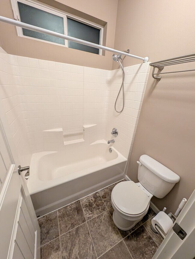 Building Photo - Almost 2500 SQ Feet of Space for ALL of your needs! Avail for Rent in Bremerton!