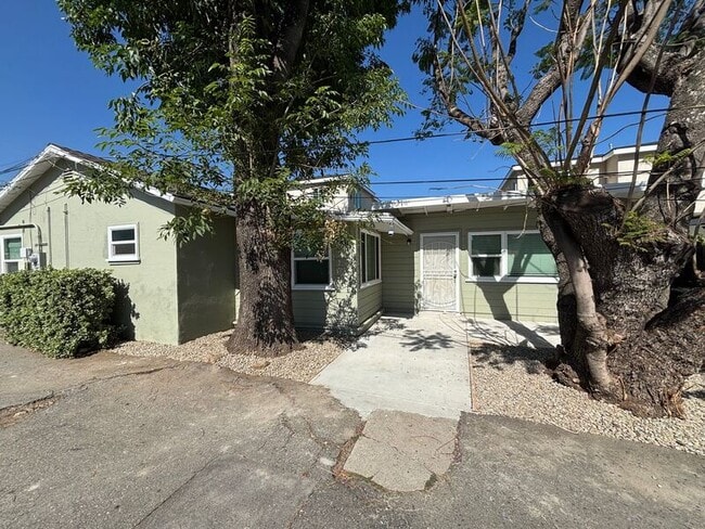 Building Photo - 634-638 E Lemon Ave