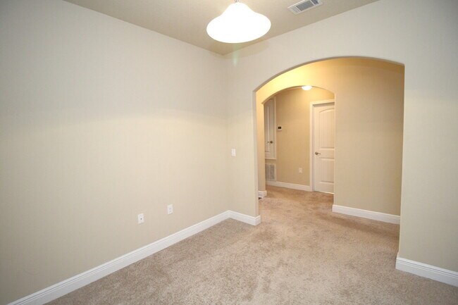 Building Photo - 3BR/2BA Home with Lawn Care Included – Mov...