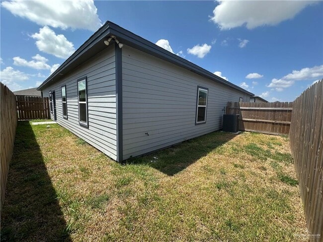 Building Photo - 2426 S Vly Cir