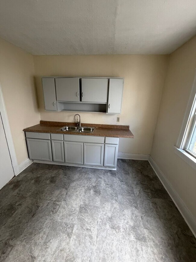 Building Photo - 12706 Parkhill Ave