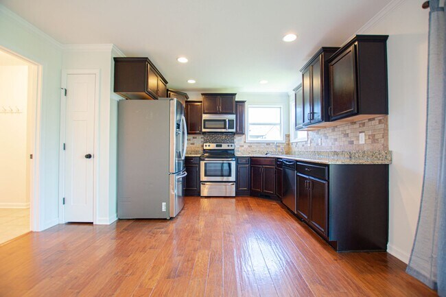 Building Photo - Pet Friendly Three Bedroom!