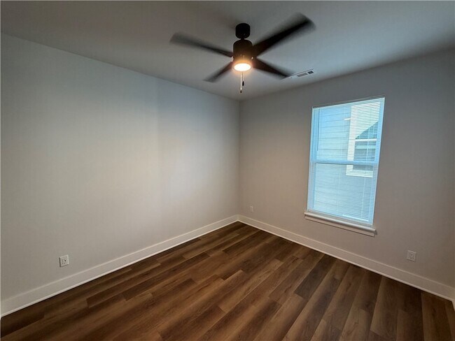 Building Photo - 1043 S Laramie Hts