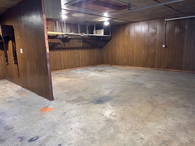 Building Photo - 660 E Oregon Rd