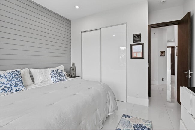 Building Photo - 334 Isle of Capri Dr