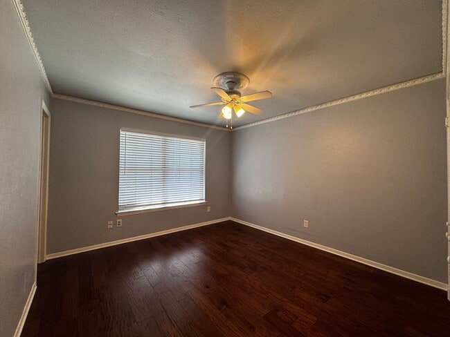 Building Photo - Cozy 2 bedroom 2 bath corner unit