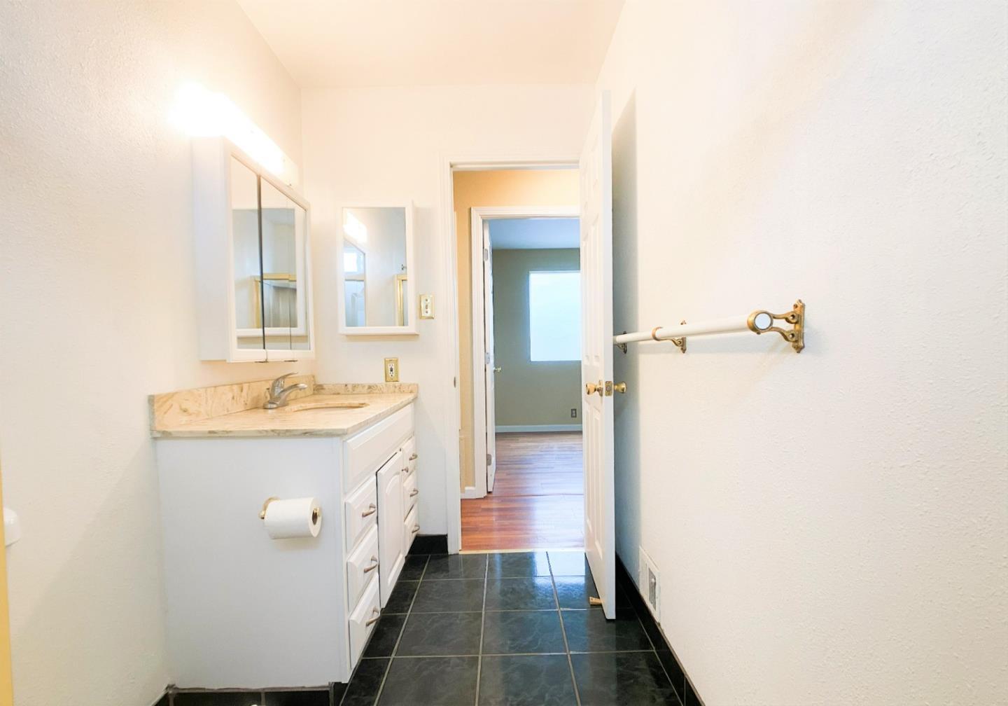 Building Photo - 1215 Skyline Dr