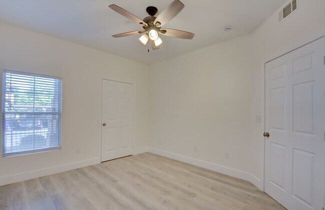 Building Photo - Horizon Hills Condominiums