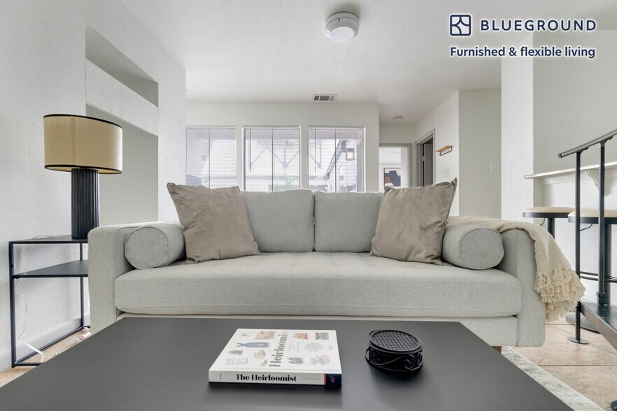 Building Photo - 201 E 4th St