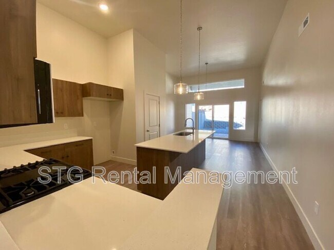Building Photo - 939 S 25 W