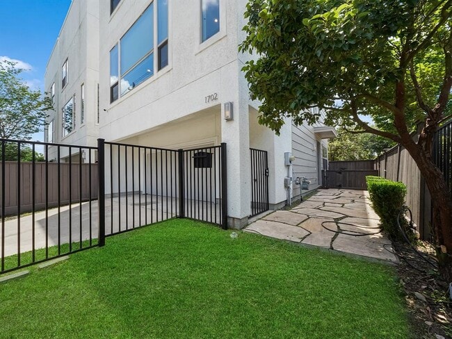 Building Photo - 1702 Southmore Blvd
