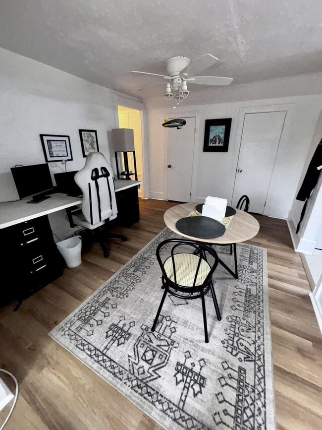 Building Photo - Charming 2-Bedroom Apartment with River Views