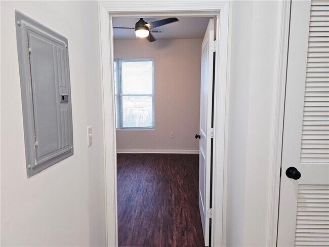 Building Photo - 870 Mayson Turner Rd NW