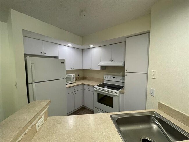 Building Photo - 3430 Pinewalk Dr N