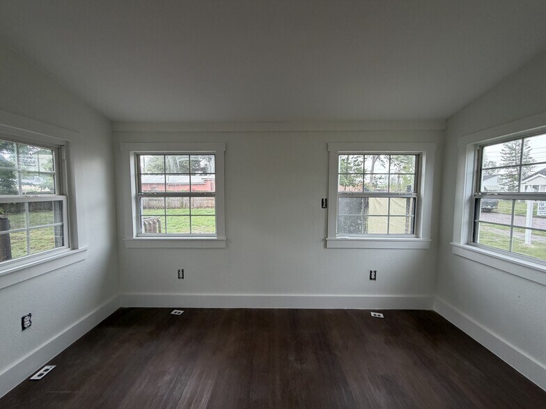 Building Photo - 2 Bed/1 Bath