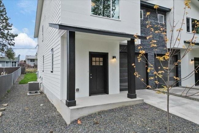 Building Photo - Modern Comfort Meets Urban Convenience – B...