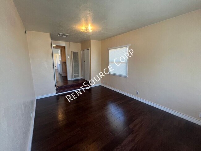 Building Photo - 920 Flora St